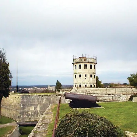 1 Bedroom Awesome In Apartament